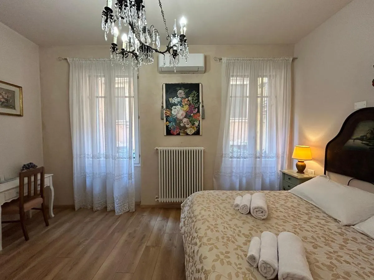 Sofia Rooms Verona 0*,  Italia